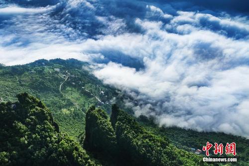 湖北恩施：峽谷云海翻滾風景如畫